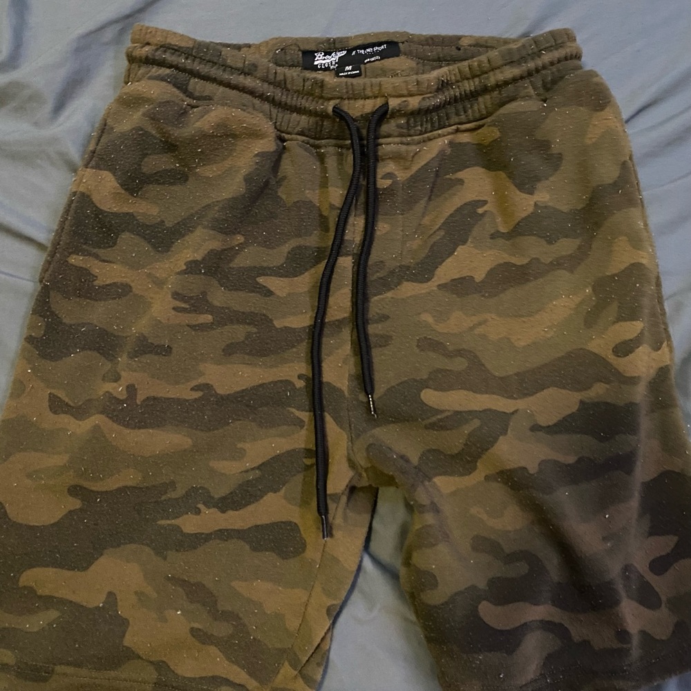 MENS CAMO SHORTS